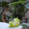 Frosch-Ornament Liegender Frosch Kleine Harzfigur mit Blatt-Regenschirm Sonnenschutz Mikro-Landschafts-Ornament Blumentopf Auto-Konsole Schreibtisch Balkon Dekoration