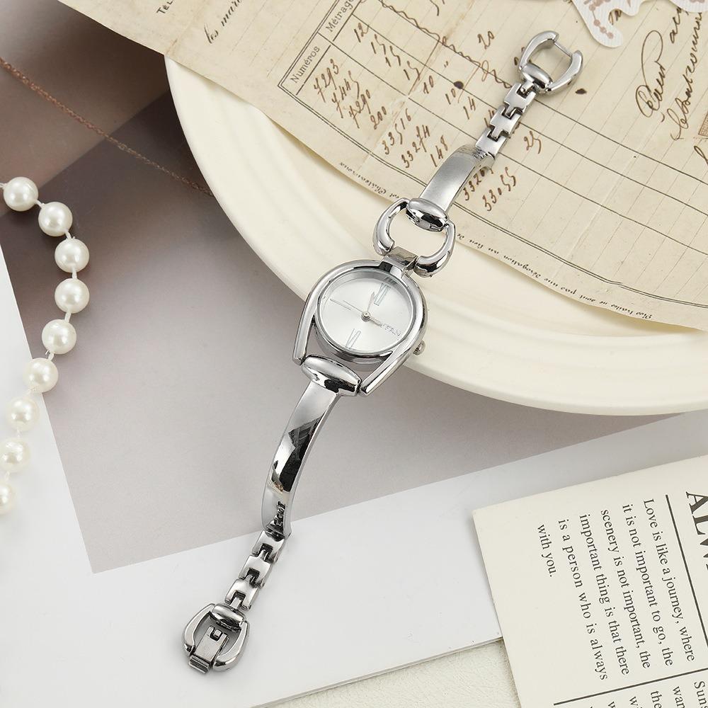 New Round Bracelet Watch Elegant Button Design Quartz Watch Gift Metal Wristwatch Women серебряный