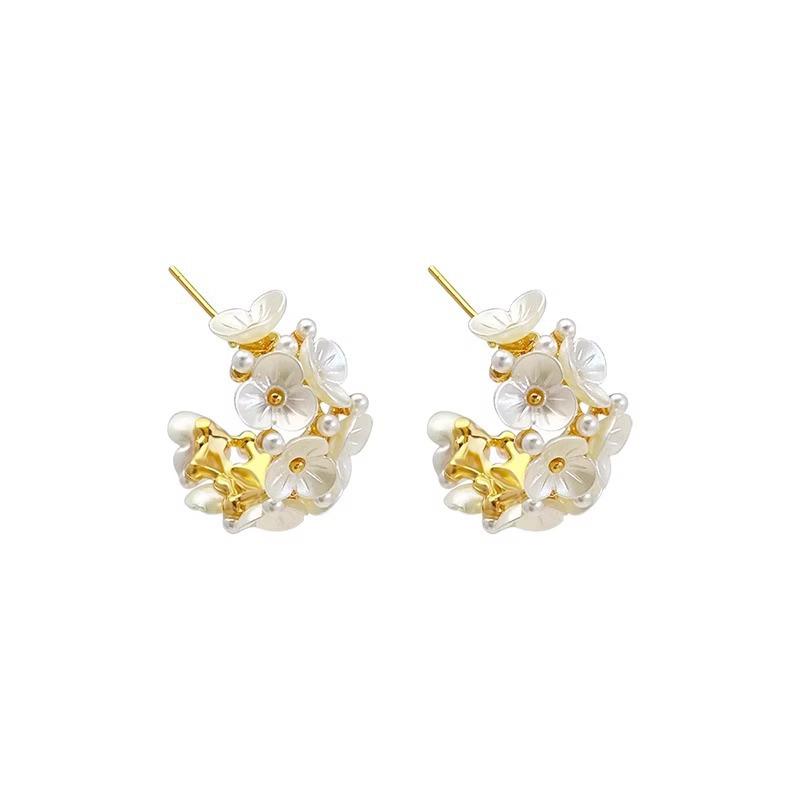 Elegant Floral Stud Earrings: Exquisite Vacation Style, Luxury Niche Design, Versatile and Fashionable.