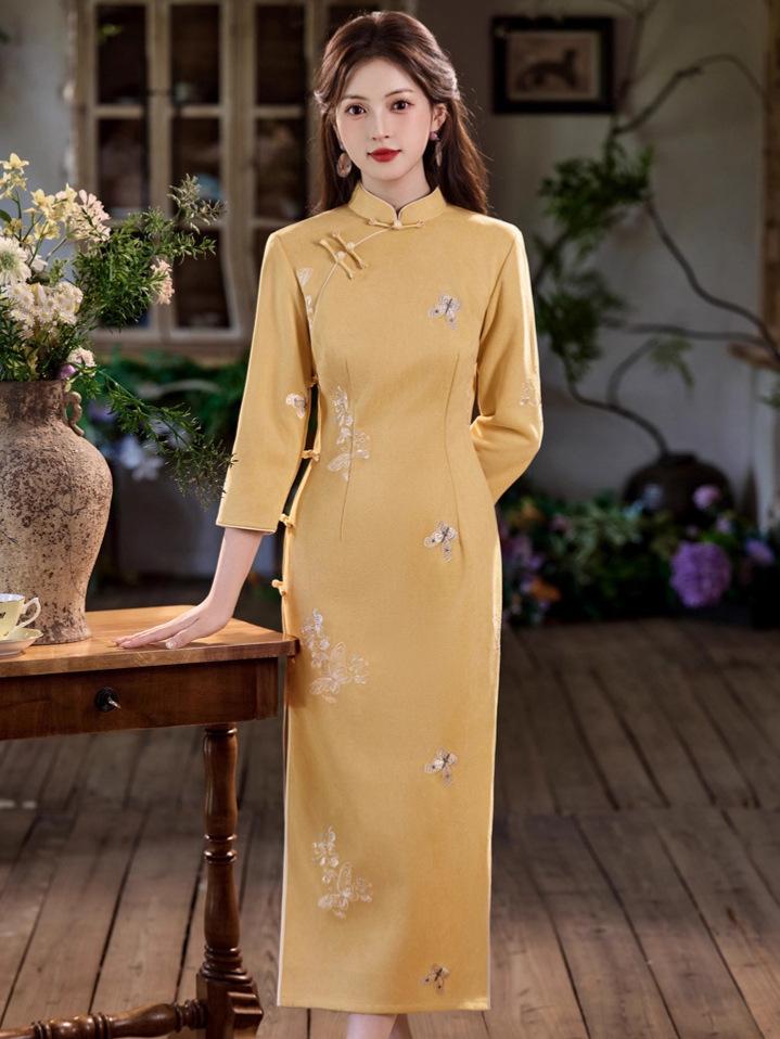 1011 autumn new cheongsam yellow embroidered butterfly long cheongsam retro slim side buckle stand-up collar cheongsam of the Republic of China