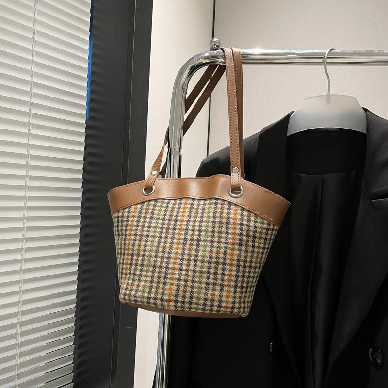 

ins style retro commuter bag women s bag to work women s bucket bag 2025 autumn and winter new striped shoulder bag bag
