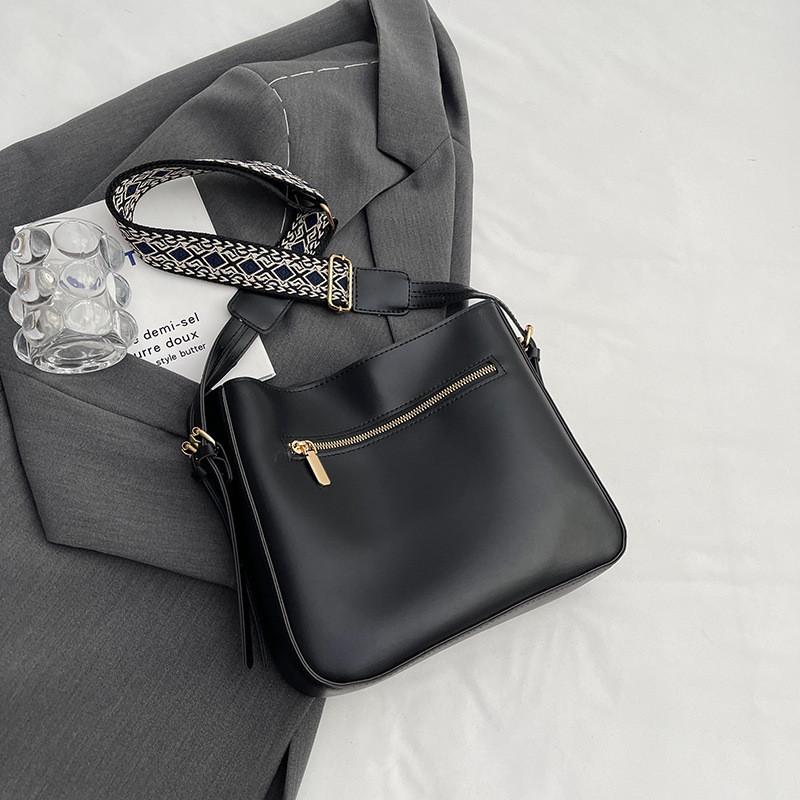 Ielgy Retro Bucket Bag Large Capacity Fashionable All-Match One-Shoulder Messen