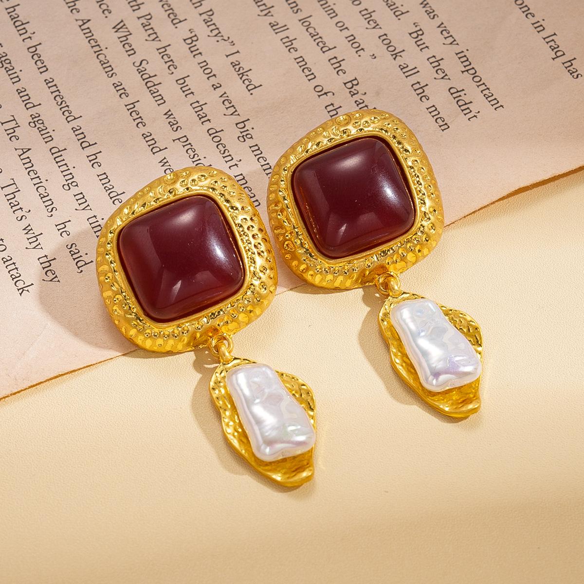 Серьги-гвоздики с имитацией жемчуга, квадратные, неправильной геометрической формы, серебряная игла. Винтажные серьги.