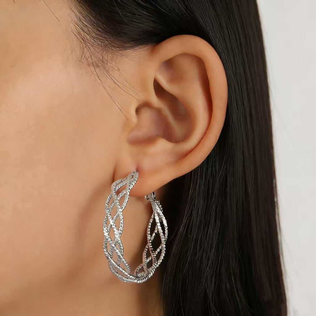 Κομψά Γεωμετρικά Σκουλαρίκια Καρφάκια σε Σχήμα C με Χρυσή Γυαλάδα