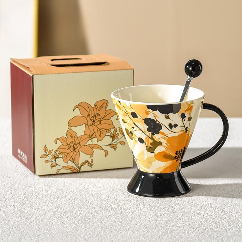

Красивые цветы Высокая ножка Кофейная чашка с ложкой Коммерческий сувенир Керамический дизайн Нишевая чашка Высокий класс и изысканная 320ml