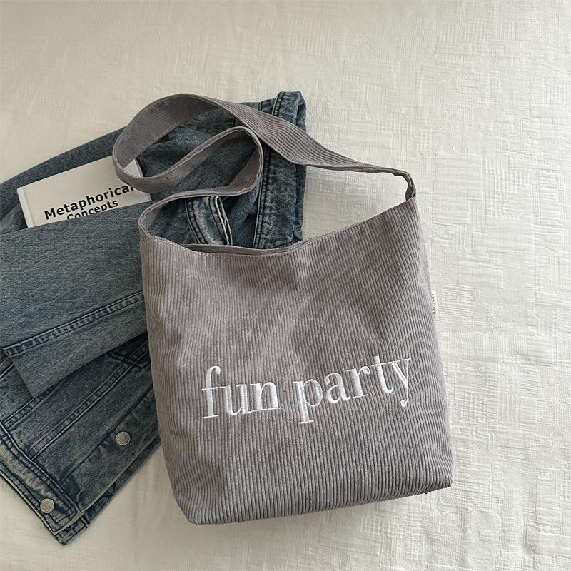 

Сумка из вельвета в стиле колледжа с буквенным шнурком женская 2025 осень новая модная повседневная большая вместительная сумка-тоут серый