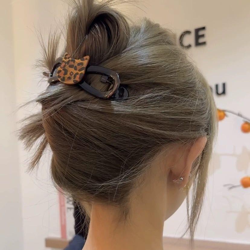 Half Zip Summer Hair Clip With A Straight Clip At The Back Of The Head For Women, A Hair Styling Tool With Twisted Clips And A Headband Accessory