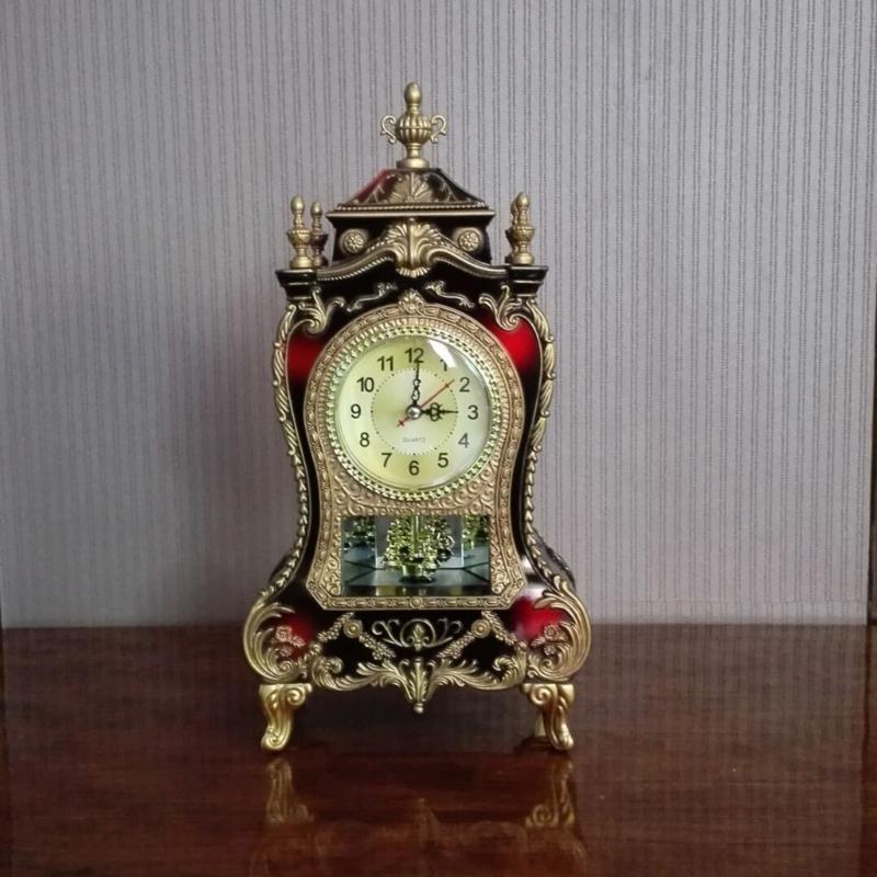 Musikalische stündlich klingende Tischuhr mit Schnitzereien Europäisches Muster und Pendel Kaminuhr für Heim-Bibliotheksdekorationen