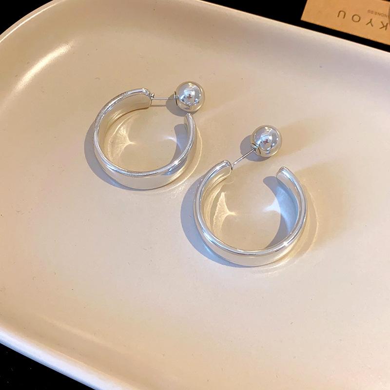 

Steel needle, a two-wear letter C-shaped stud earrings, European and American cold wind niche earrings, simple temperament earrings
