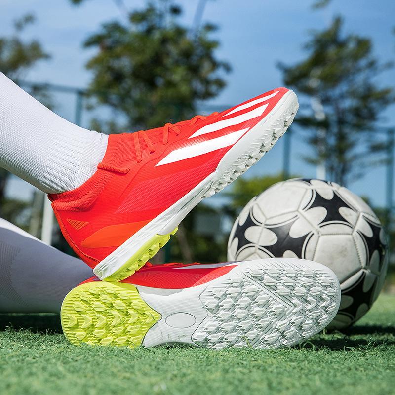 A 20252025 new low-top football shoe, adolescent students and men's AG long nails and broken nails training shoes
