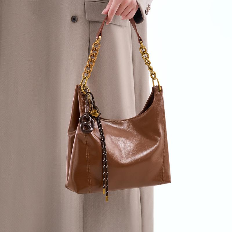 

Large-capacity commuter women s bag 2025 new tote bag autumn and winter high-end niche retro messenger shoulder armpit bag