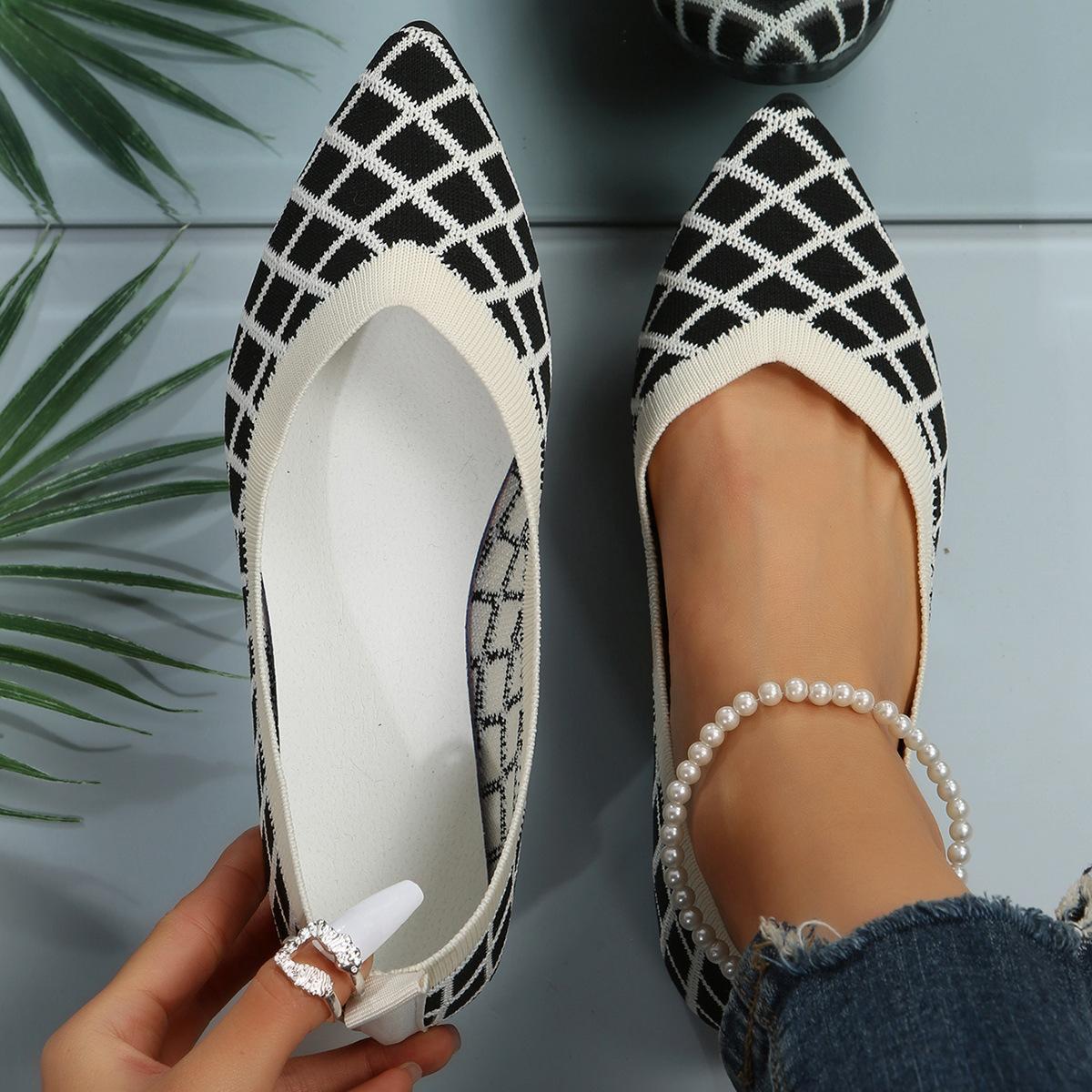 

Модные туфли большого размера, новинка 2024 года, цветные туфли с острым носком, на плоской подошве, с мягкой подошвой, дышащая женская обувь, распродажа, летняя повседневная обувь 41 чёрный