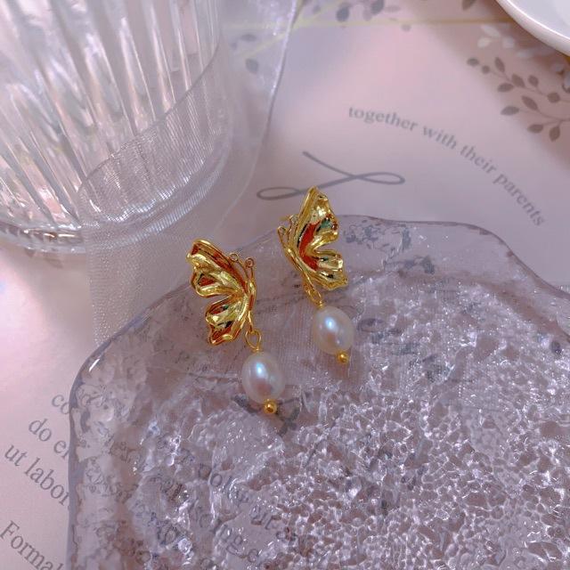 Flying Butterfly Picture Scroll Natural Baroque Rice Pearl Stud Earrings Women's French Gentle Earrings Paired Retro Earrings