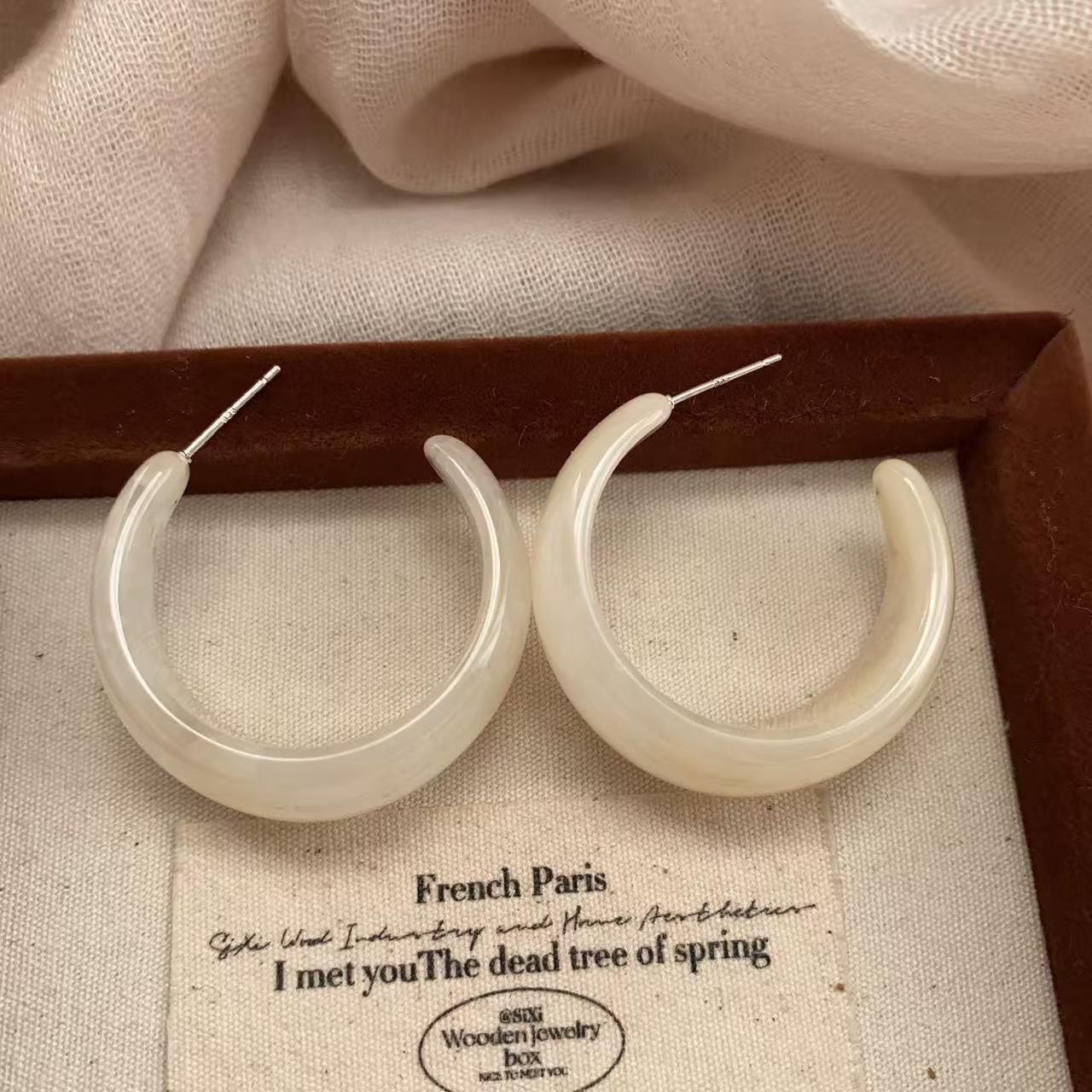 

Retro Hong Kong Style Resin Earrings Cold And Exaggerated Internet Celebrity Earrings Spice Girl Personality Simple And Versatile Niche Ear Jewelry