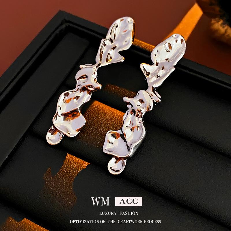 

Европейское и американское нерегулярное плиссированное металлическое ожерелье на ключицу - Холодный стиль с преувеличенным нишевым дизайном для женщин