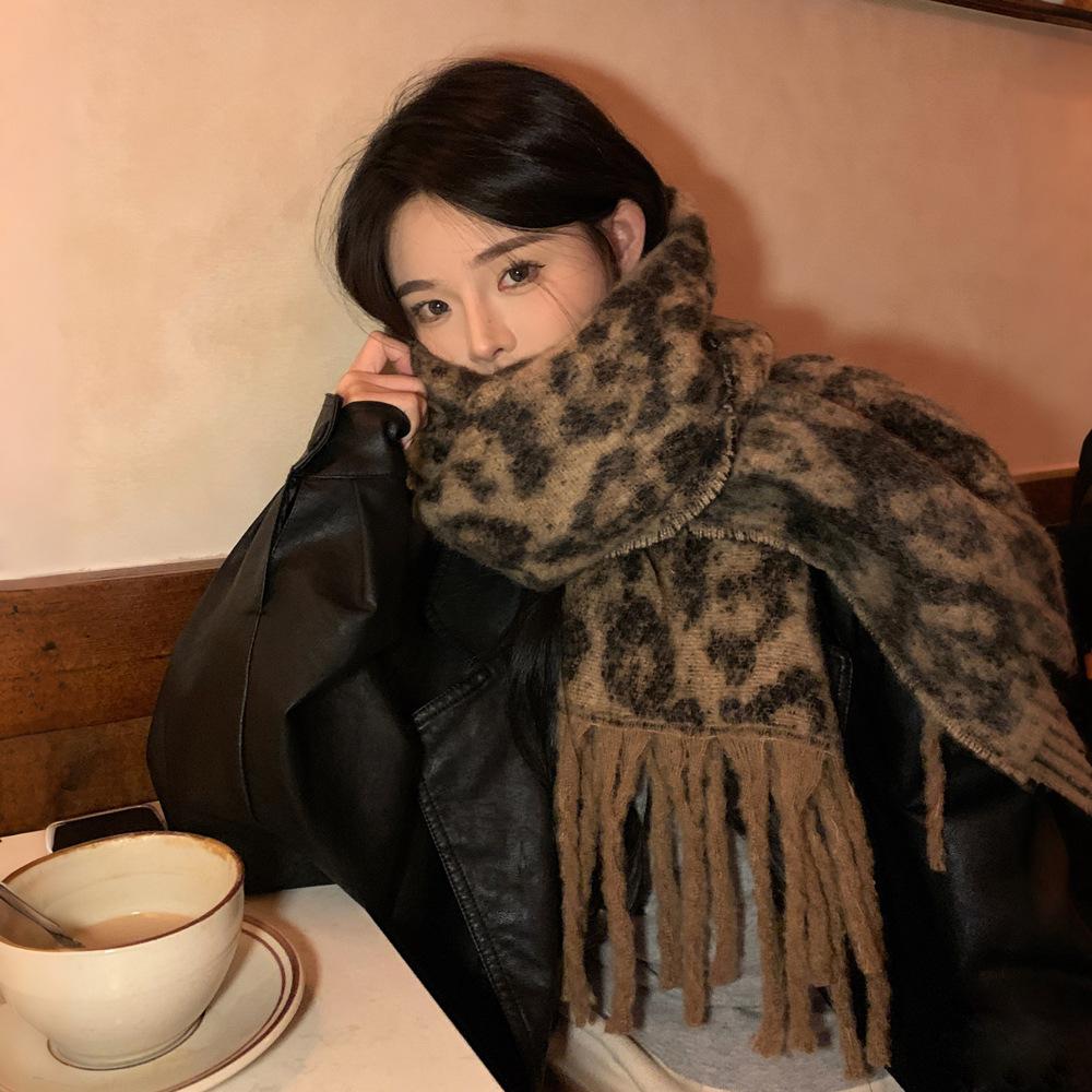 Retro high-end leopard print plush scarf women's autumn and winter thickened warm shawl neck protection cold scarf tide