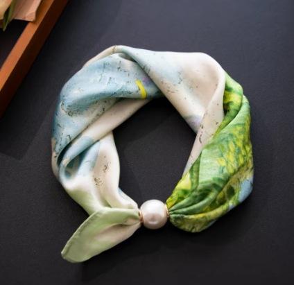 Scialle Semplice in Seta con Stampa Anacardi Piccola per Primavera ed Estate Collana Sottile di Perle Sciarpa Triangolare Magnetica Ciondolo Sciarpa in Seta Sciarpa con Ciondolo