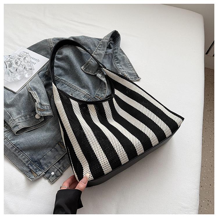 

Korean version of summer new striped woven bag leisure vacation lazy wind bucket bag portable shoulder commuter tote bag чёрный