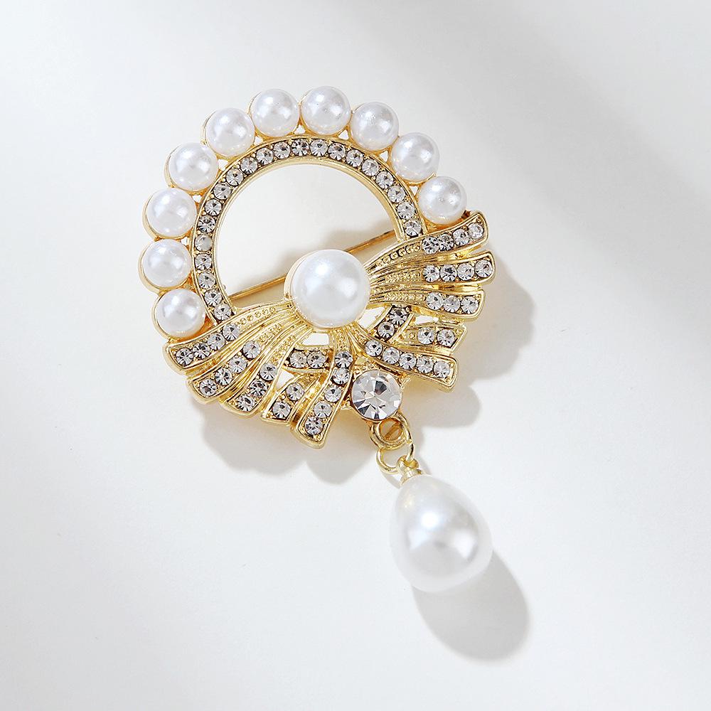 Elegant Women's Pearl and Alloy Lapel Pin Brooch - Fashionable Luxury Accessory