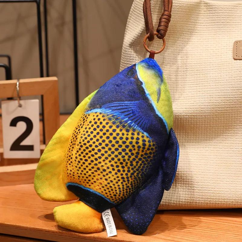 Simulationsfisch Plüschanhänger Makrele Karpfen Goldfisch Forelle Flunder Kaiserfisch Clownbarsch Weicher Schlüsselanhänger Geschenk für Tasche Zubehör 20cm blue