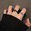 Öffnungsbarer Ring mit Kreuz aus dunklem Zirkonia: Retro-Nische, High-End, Vielseitiges Design für Paare und Frauen.