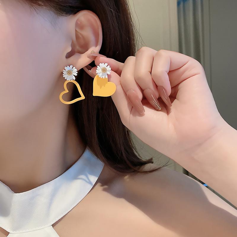 

Sakura Fairy Flower Asymmetrical Earrings: Cute Sweet Daisy and Heart Drop for Soft Aesthetic S925 Silver Needle