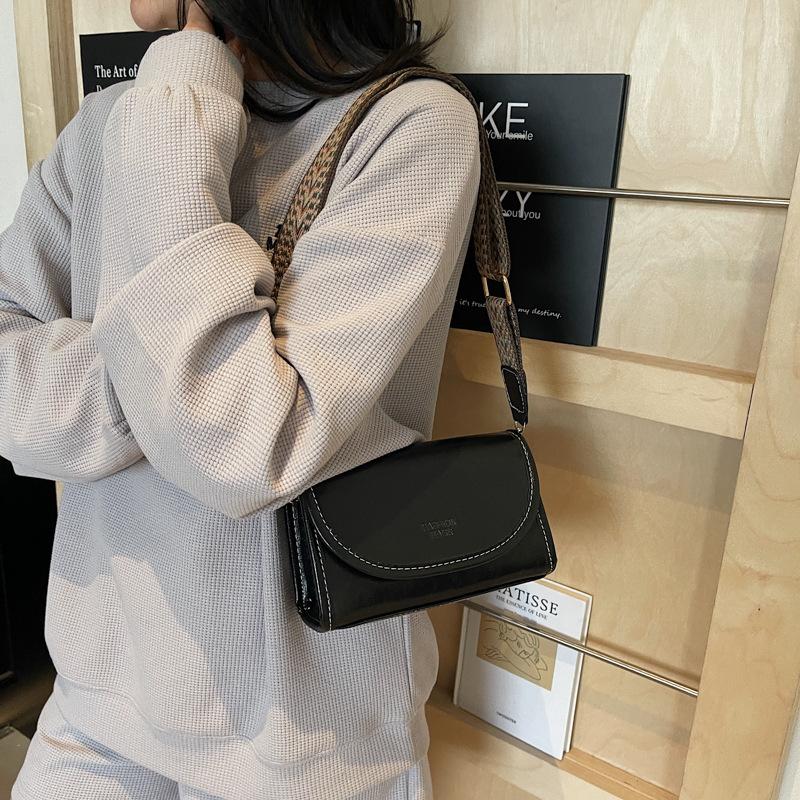 Die diesjährige beliebte kleine Tasche Damen Retro Herbst und Winter 2025 Neu Breitband Schulter Umhängetasche Vielseitig Damen Kleine Quadratische Tasche
