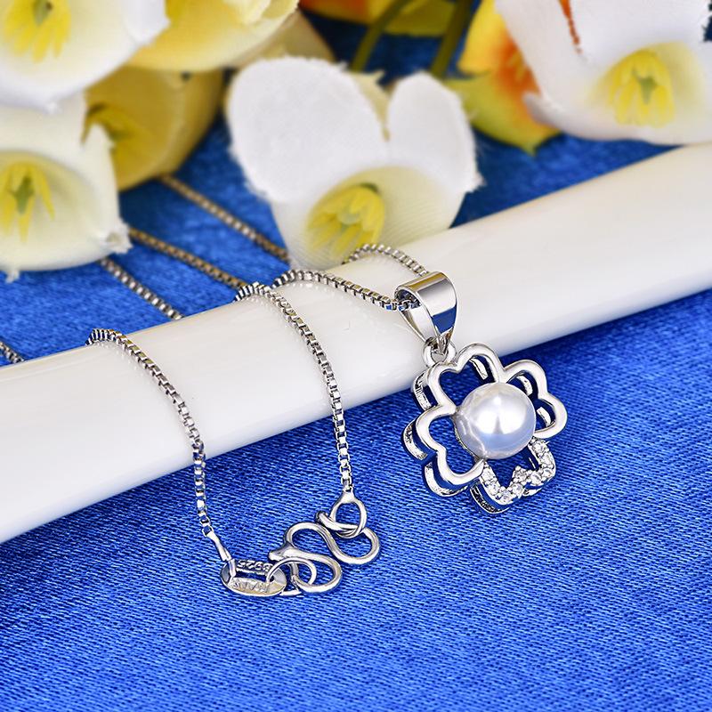 Einfache vierblättrige Kleeblatt-Perlenkette Vielseitiger Zirkon-Anhänger Schlüsselbeinkette Damen