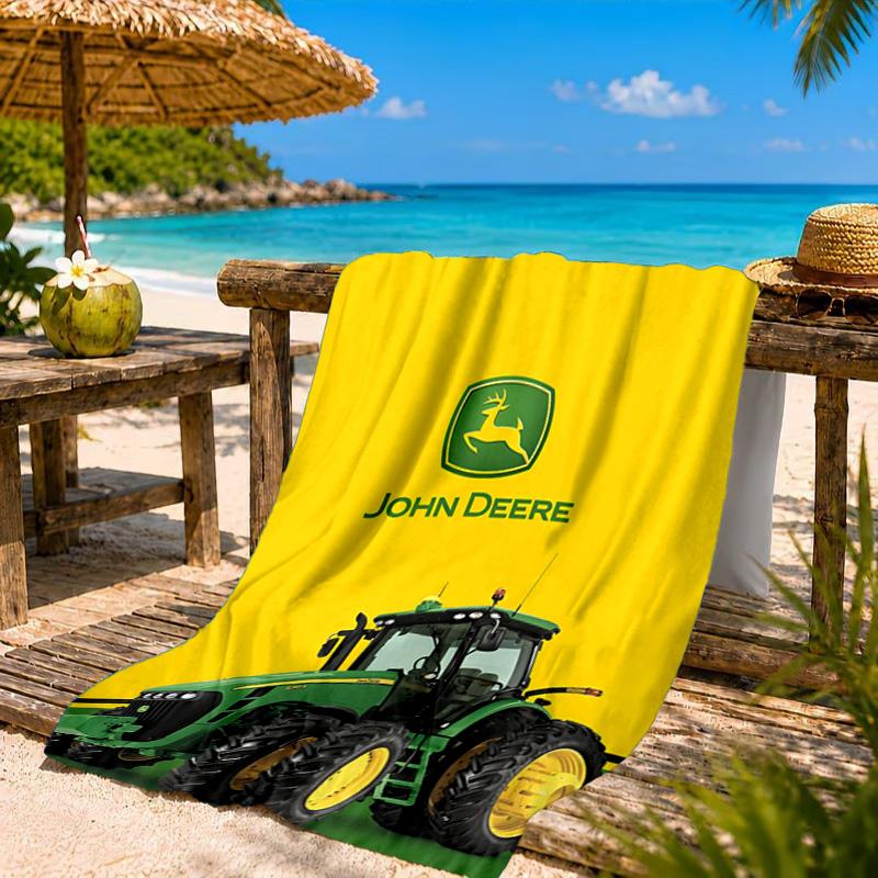 מגבת חוף עם לוגו John Deere, מתייבשת במהירות, קלה לטיפול, מתאימה גם לאימוני כושר וגם לחופשות חוף, ציוד חיוני לספורט