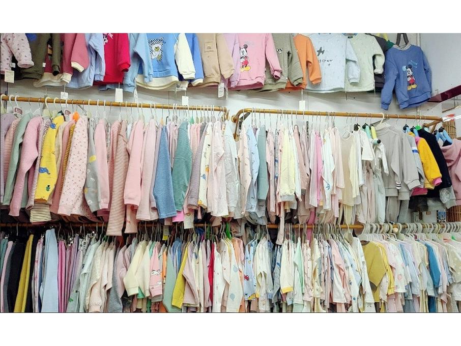 Wall-Mounted Clothing Display Rack for Women's and Children's Wear Stores