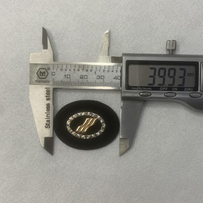 Bekleidungszubehör aus Leder mit Markenlogo und Legierung