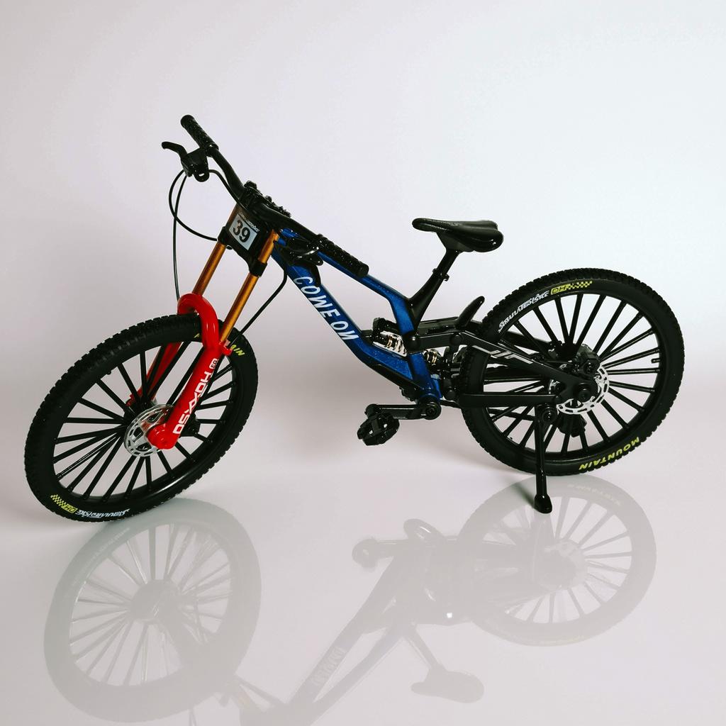 1:8 All-Terrain Mountain Bicycle Die-Made Model with Realistic Suspension and Brakes, Suitable for Indoor and Outdoor Display.