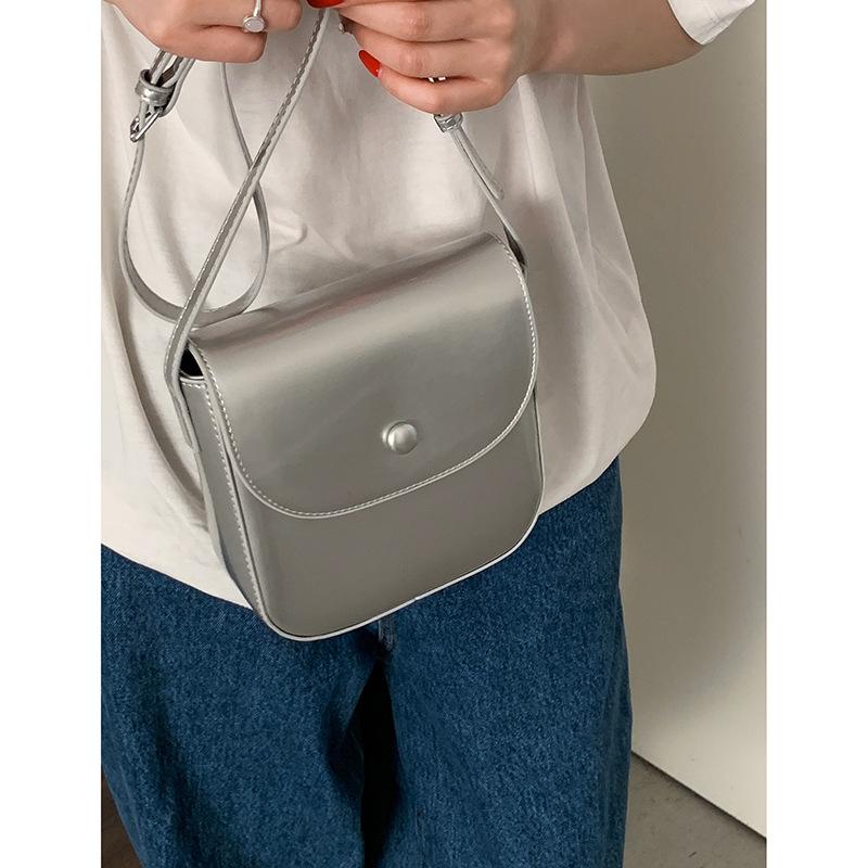 

Summer fashion small bag 2025 new glossy messenger mobile phone bag simple and versatile shoulder small square bag срібний