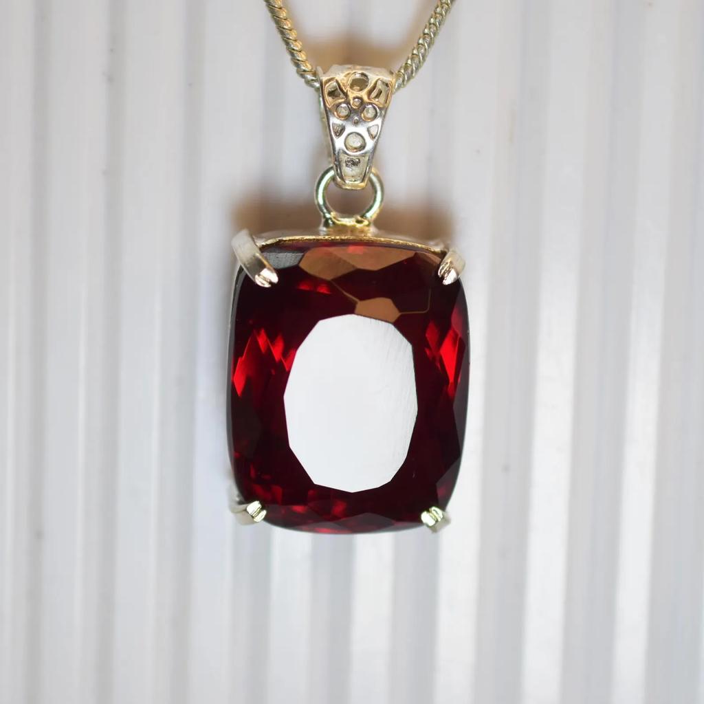 Natürlicher roter Topas Kissen geschliffen Anhänger in 925er Sterlingsilber, 95 Karat