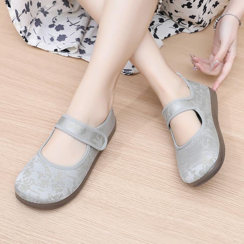 Spring and summer new fashion casual retro embroidered lazy shoes mother shoes breathable non-slip wear-resistant single shoes women