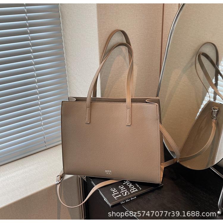 

Niche premium texture portable tote bag women s 2025 new versatile shoulder bag large capacity commuter messenger bag серый