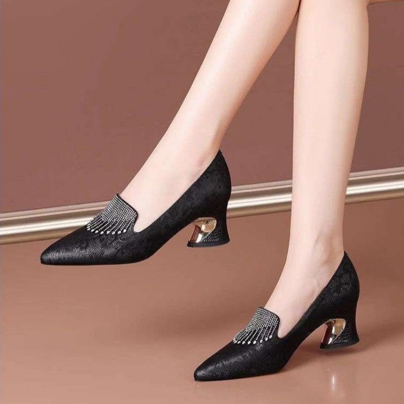 Temperamentvoller Strass-Stil im chinesischen Stil, Damen-Lederschuhe für alle vier Jahreszeiten mit spitzer Zehenpartie, bequeme Allround-Freizeitschuhe