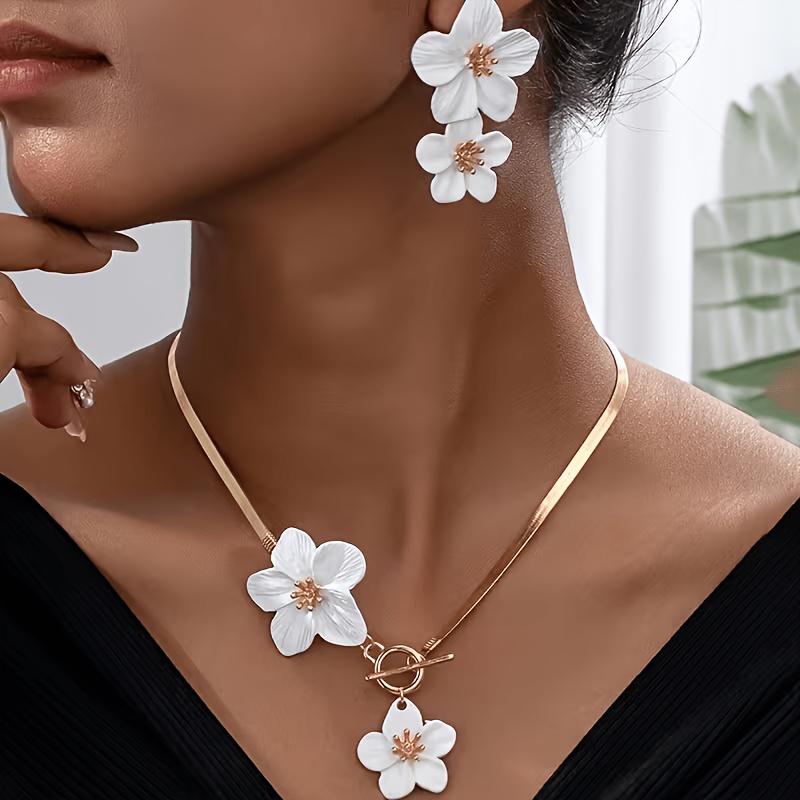 Fashionable and elegant two-piece floral pendant necklace and earring set suitable for women s daily wear белый