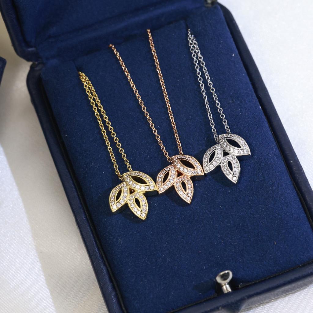 Hollow out clover pendant necklace 18K Asian gold material Luxurious, beautiful, noble, atmospheric, daily wear jewelry