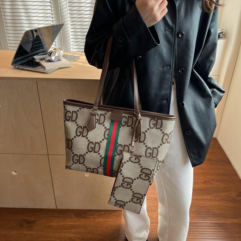 New Commuter Bag Going Out Large Capacity Shoulder Bag Women's Fashion Simple Niche Design Tote Armpit Bag