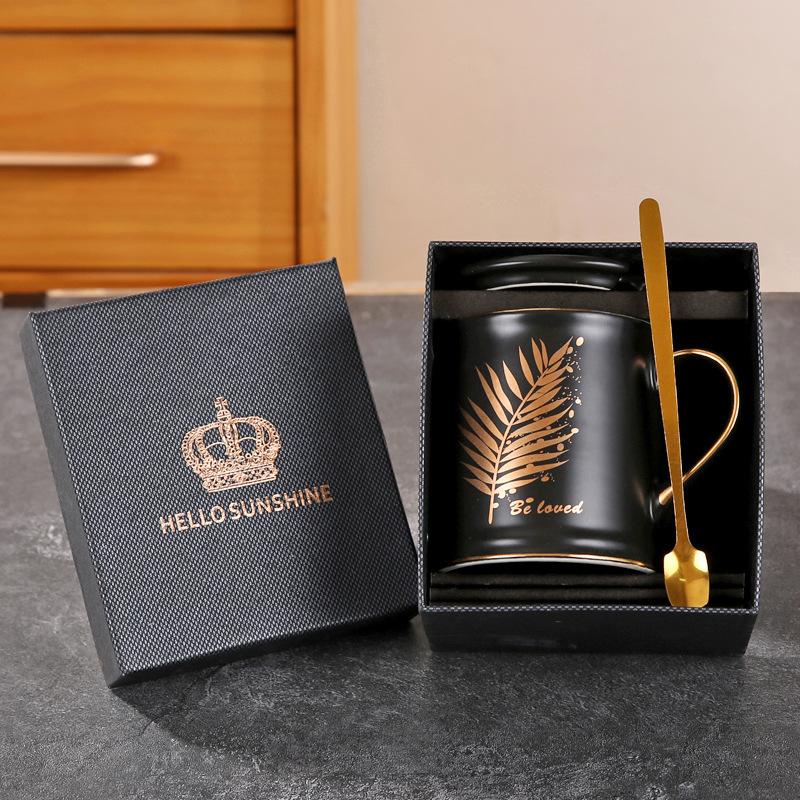 Leichter Luxus Mattschwarze und Weiße Tasse Keramik Souvenir mit Deckel Löffel Paar Wasserbecher Haushalt Keramiktasse Geschenkbox