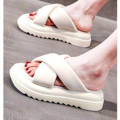 Kleine frische und coole Hausschuhe werden draußen getragen, und die neue dicke Sohle erhöht die Höhe im Sommer.. Lässige Ein-Riemen-Sandalen sind im Trend.