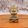 Gul messing Wukong mytestatue med Ruyi Jingu Bang