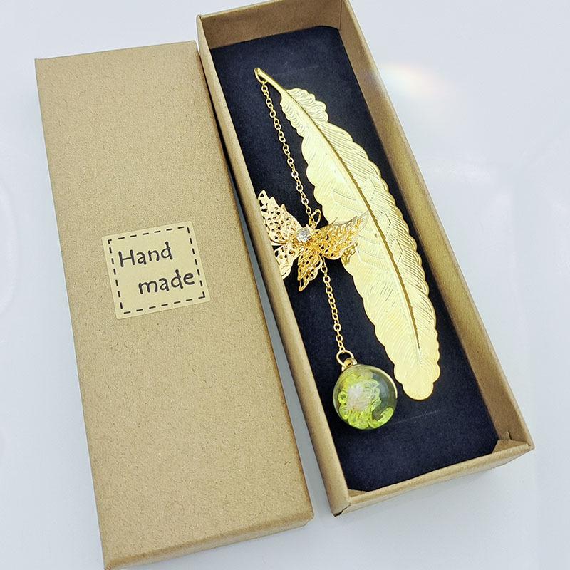 Popular Chinese Metal Feather Bookmark with Dried Flower and Butterfly Design - Perfect Teacher's Day Gift