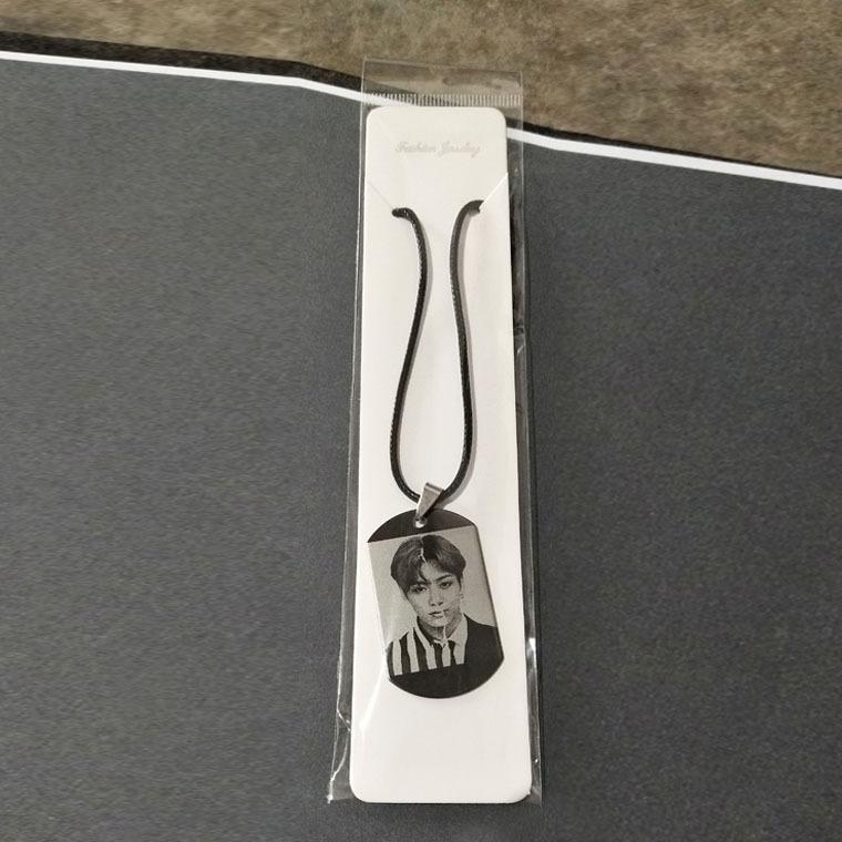 BTS Schwarz-Weiß-Porträt Hundemarken-Halskette, Kpop Bangtan Boys Lederseil-Anhänger, ARMY Fans Sammlerschmuck JUNGKOOK black