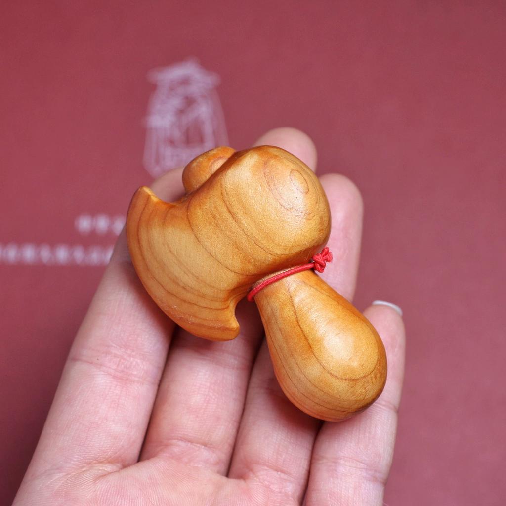 Handgeschnitzte Zypressenfigur - Einzigartiges Holzgeschenk für Büro-/Buddhistische Altar-Dekoration