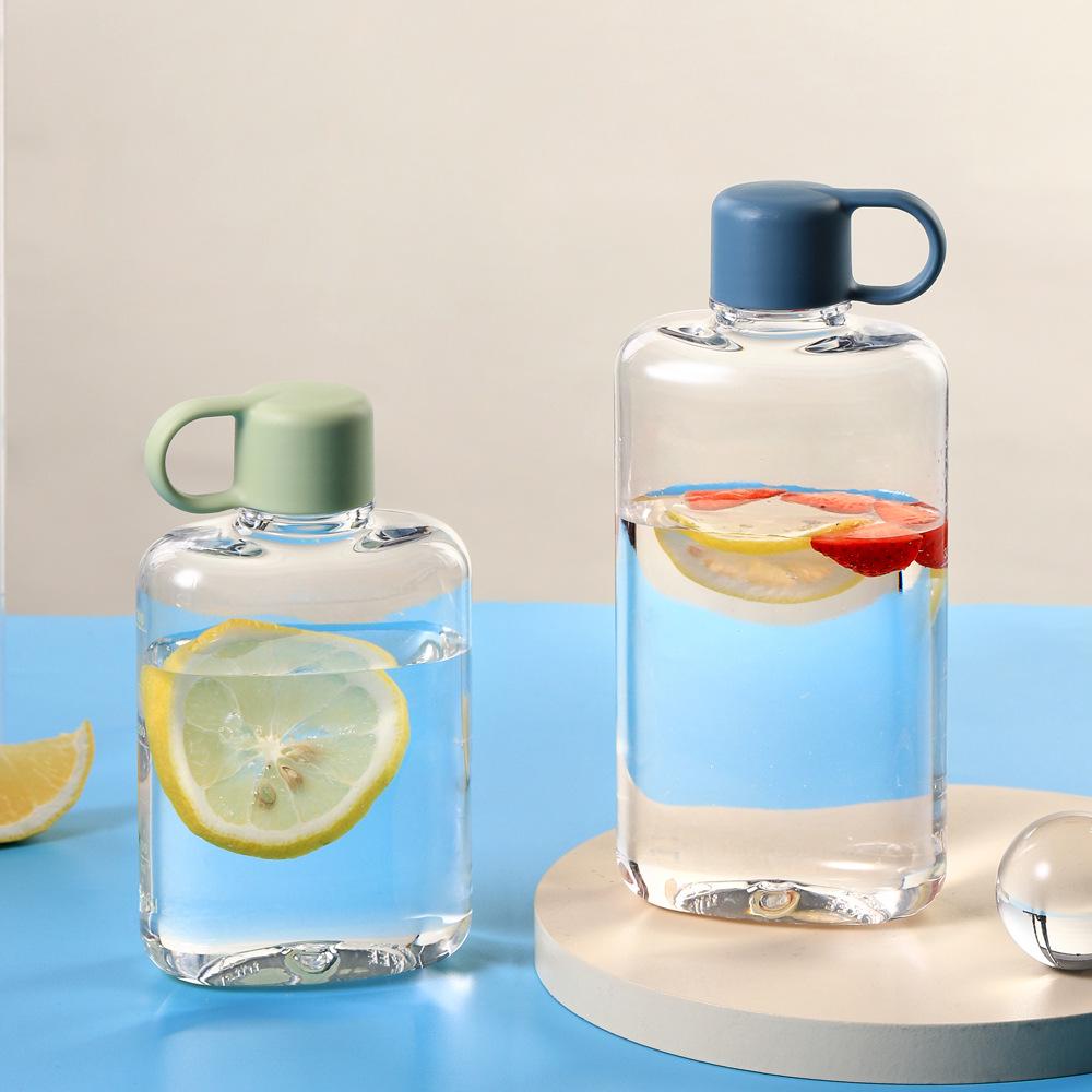 Garrafa de Água Quadrada Criativa em Tritan - Copo de Plástico Durável, Portátil e à Prova de Quedas para Beber Diretamente. Presente Perfeito do Tamanho de um Bolso!