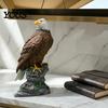 Wetterfeste Adler-Dekor-Gartenharzstatue, Stehende Außenskulptur, Hofbüroskulptur Rasenornament, Einweihungsgeschenk für