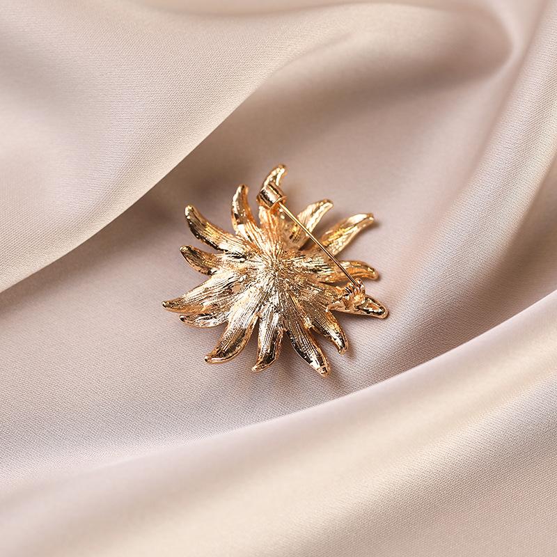 Alloy Pearl High-end Brooch, Exuding A Sense of Sophistication and Elegance. Petal Brooch, Women's Coat Accessory Pin