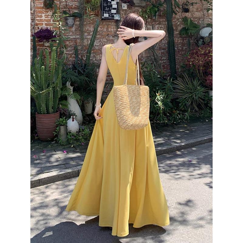 Seaside vacation yellow suspender dress, the new super good-looking, unique and beautiful waist pinch dress, children's summer